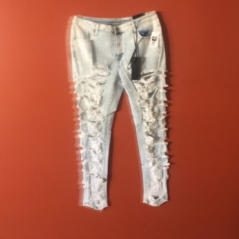 Increíble pantalón roto de mesclia